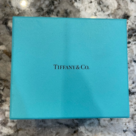 T Wire Bracelet in gold - Picture 7 of 8